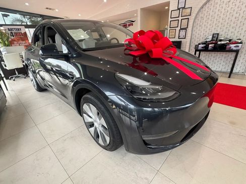 Used 2025 Tesla Model Y Long Range AWD/4WD image 3