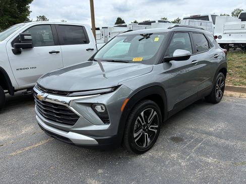 Used 2024 Chevrolet TrailBlazer LT w/ LT Cold Weather Package FWD image 3