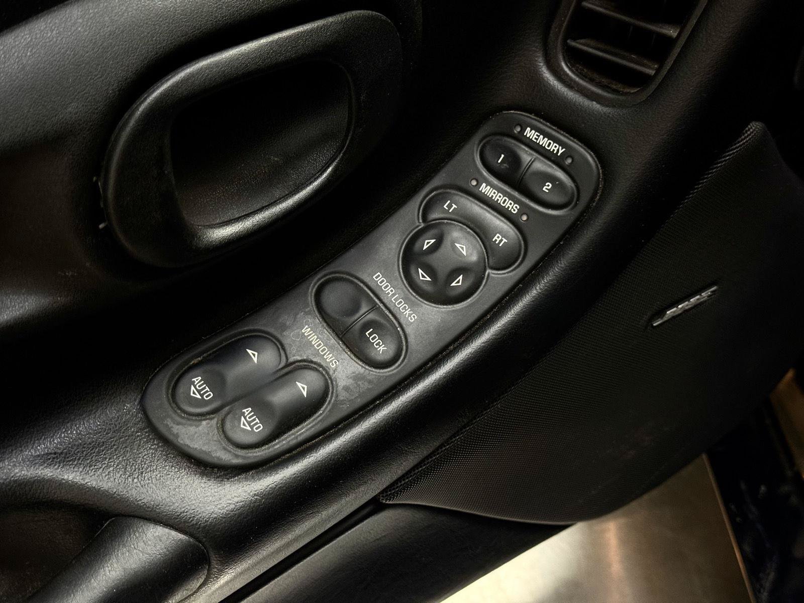 Used 2004 Chevrolet Corvette Coupe RWD image 12