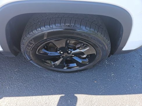 Used 2021 Jeep Cherokee Latitude Plus AWD/4WD image 10