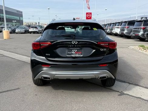 Used 2017 INFINITI QX30 Premium w/ Technology Package image 8