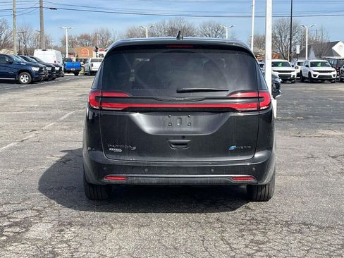 Used 2023 Chrysler Pacifica Limited w/ Uconnect Theater Family Group image 5