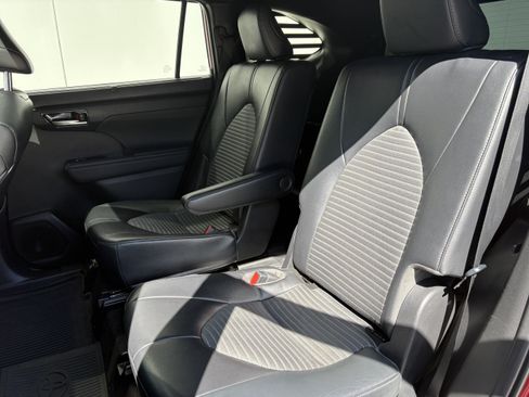 Used 2023 Toyota Highlander XSE FWD image 12
