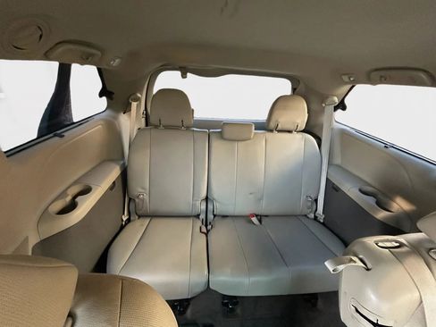 Used 2013 Toyota Sienna XLE image 8