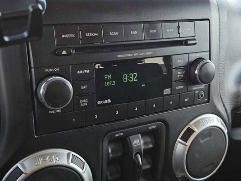 Used 2012 Jeep Wrangler Unlimited Rubicon image 17