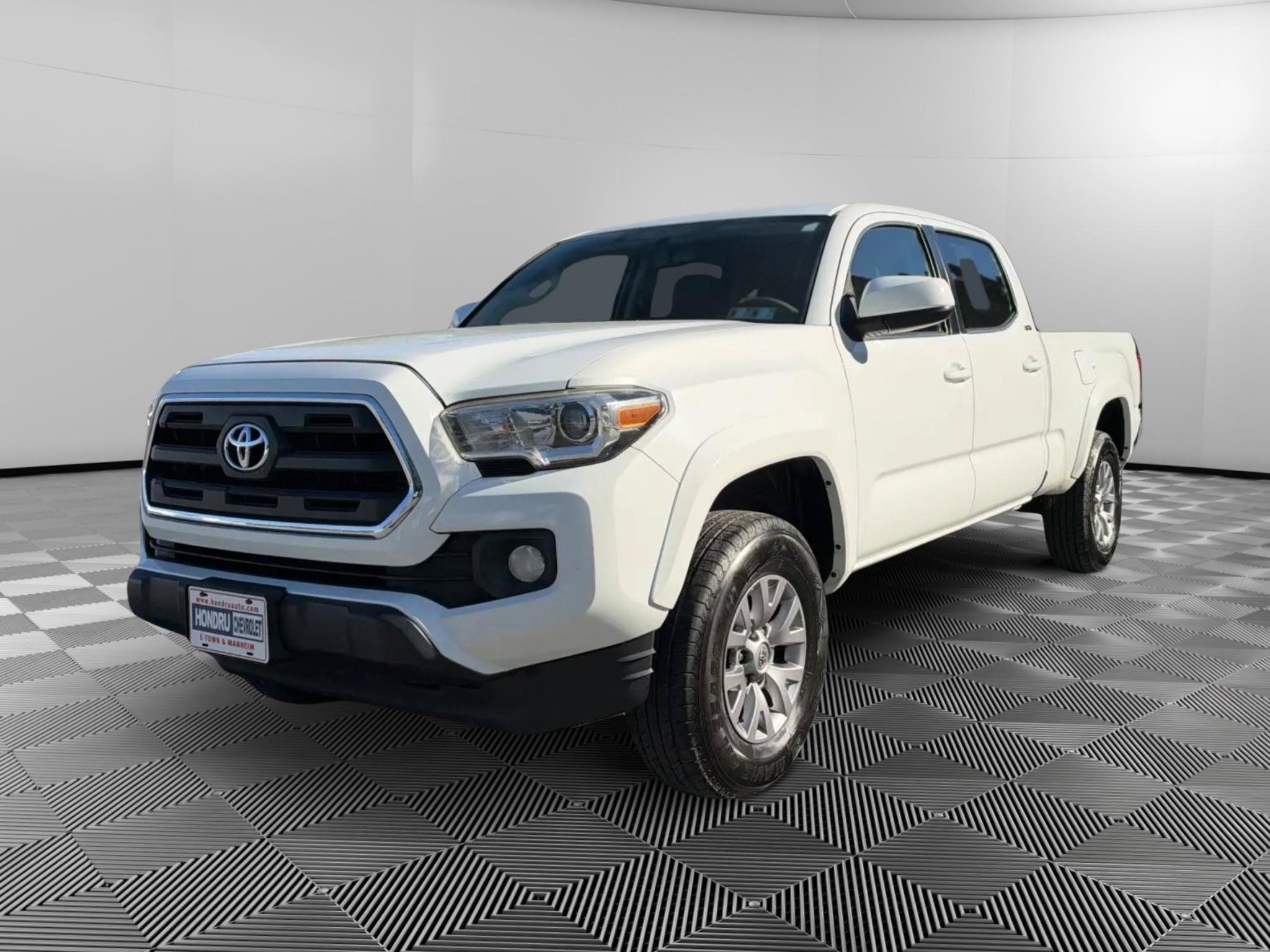 Used 2017 Toyota Tacoma SR5 w/ Tow Package AWD/4WD image 1