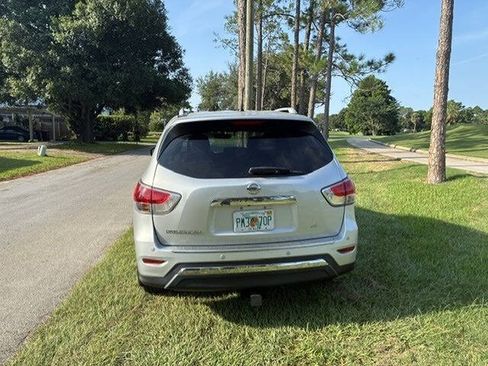 Used 2014 Nissan Pathfinder SL FWD image 3