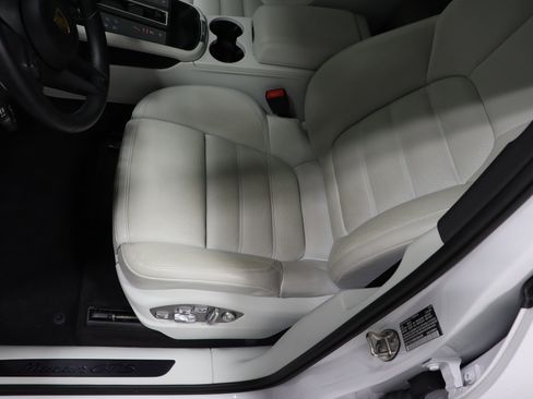 Used 2024 Porsche Macan GTS image 16