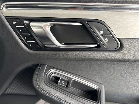 Certified 2026 Porsche Macan AWD/4WD image 18