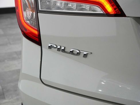 Used 2021 Honda Pilot EX image 11
