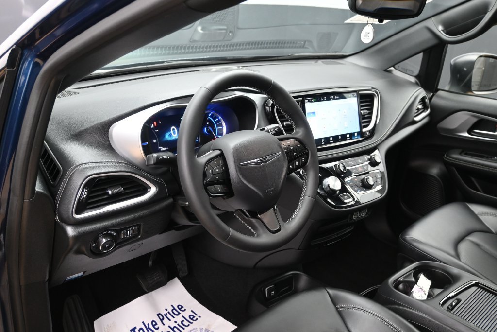 Used 2023 Chrysler Pacifica Touring-L w/ S Appearance Package FWD image 12