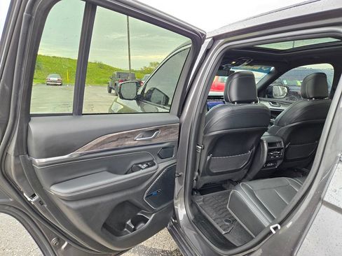 Used 2022 Jeep Grand Cherokee Overland AWD/4WD image 28