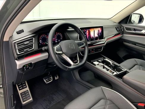 Certified 2025 Volkswagen Atlas Peak Edition SE AWD/4WD image 4