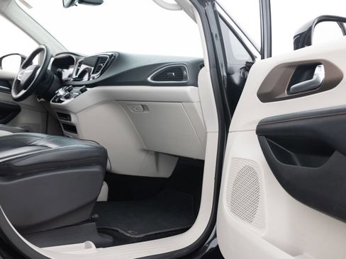 Used 2018 Chrysler Pacifica Touring-L w/ Tire & Wheel Group image 30