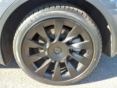Used 2023 Tesla Model Y Long Range image 9