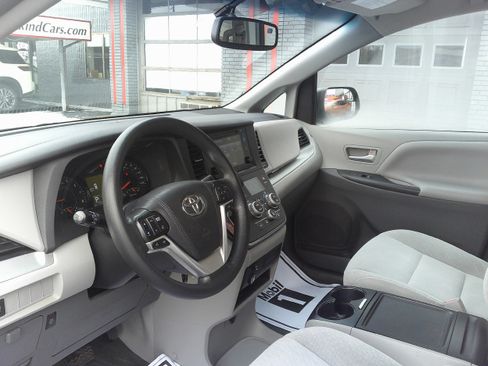 Used 2015 Toyota Sienna LE image 20