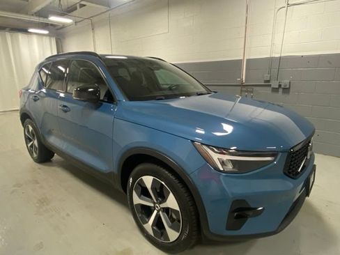 Certified 2025 Volvo XC40 B5 Plus AWD/4WD image 4