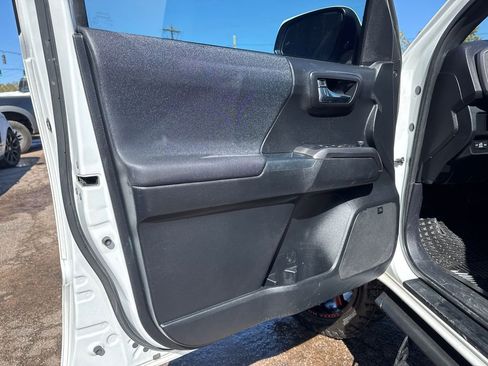 Used 2017 Toyota Tacoma TRD Sport image 42