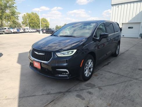 New 2026 Chrysler Pacifica Select image 3