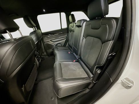 Used 2023 Jeep Grand Cherokee Altitude image 28