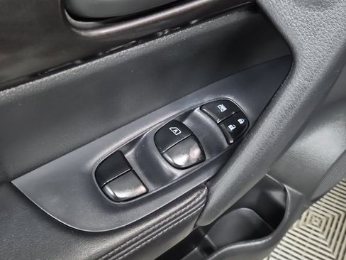 Used 2019 Nissan Rogue S image 17