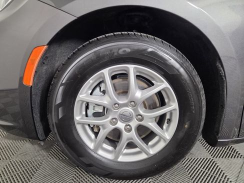 Used 2023 Chrysler Pacifica Touring-L FWD image 8
