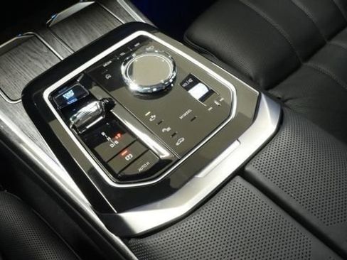 Certified 2024 BMW i7 M70 image 31