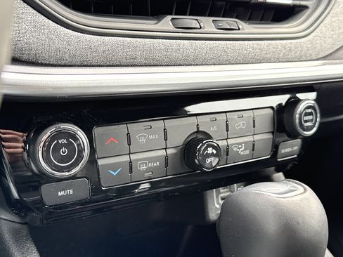 Used 2024 Jeep Compass Latitude image 21