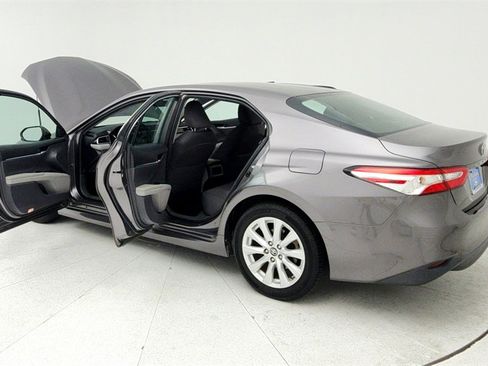 Used 2018 Toyota Camry LE image 11