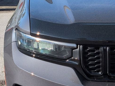 Used 2023 Jeep Grand Cherokee Limited w/ Black Appearance Package image 9