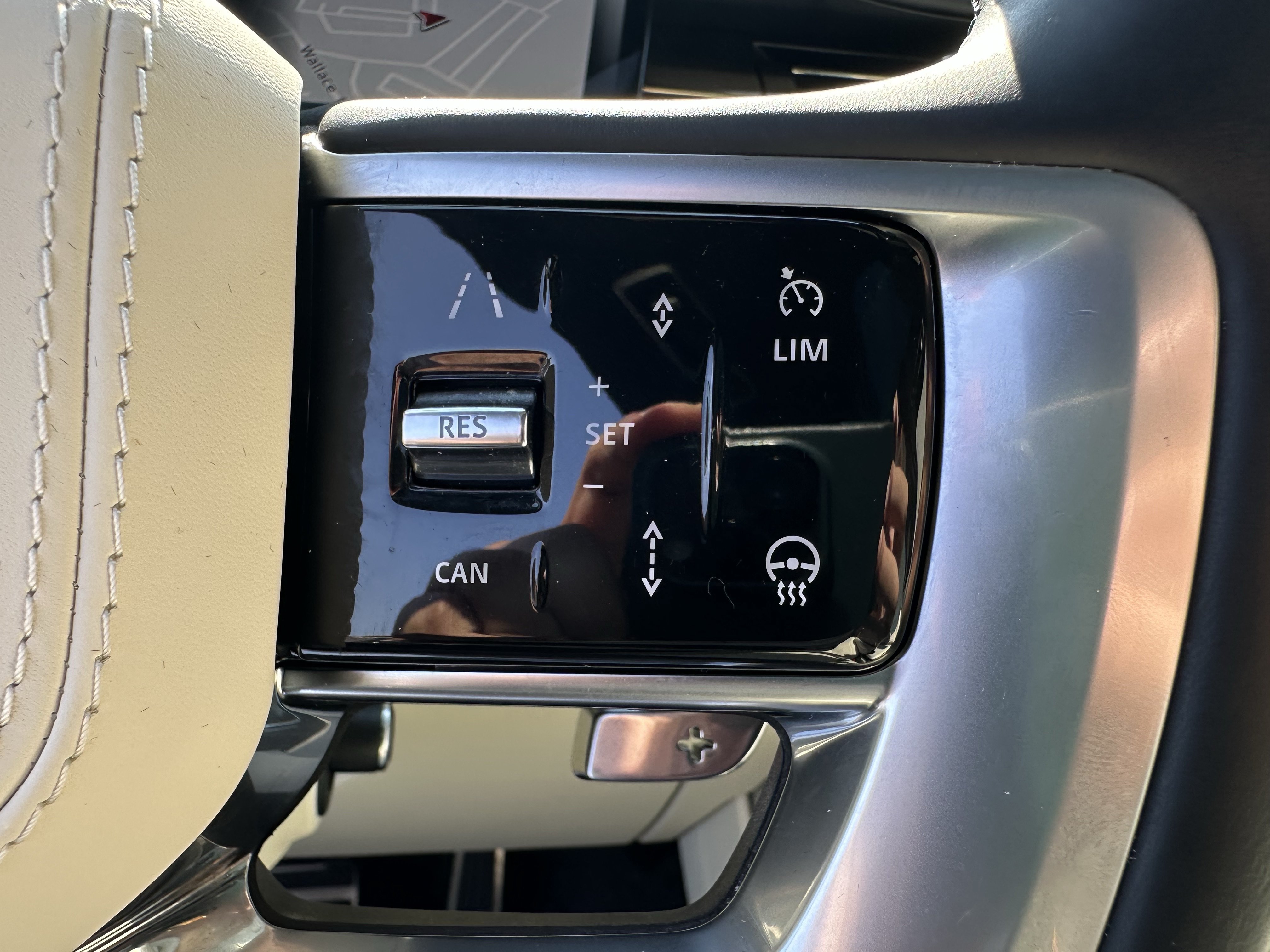 Certified 2025 Land Rover Range Rover SE AWD/4WD image 19