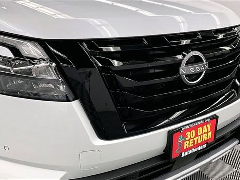 New 2025 Nissan Pathfinder SL image 14