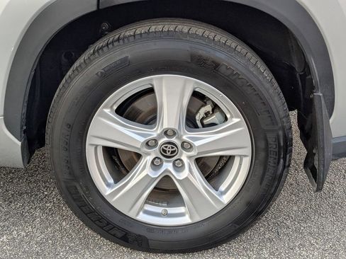 Used 2024 Toyota Highlander LE image 29