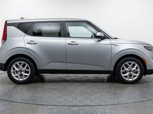 Used 2025 Kia Soul LX w/ LX Technology Package FWD image 11