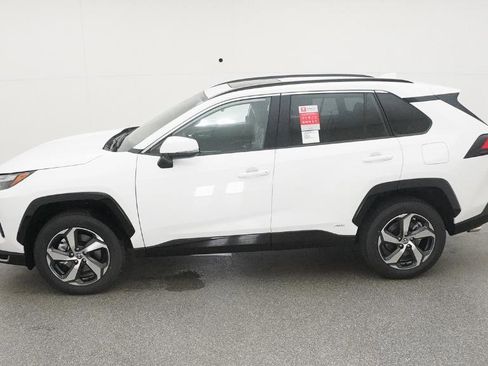 New 2025 Toyota RAV4 SE image 9