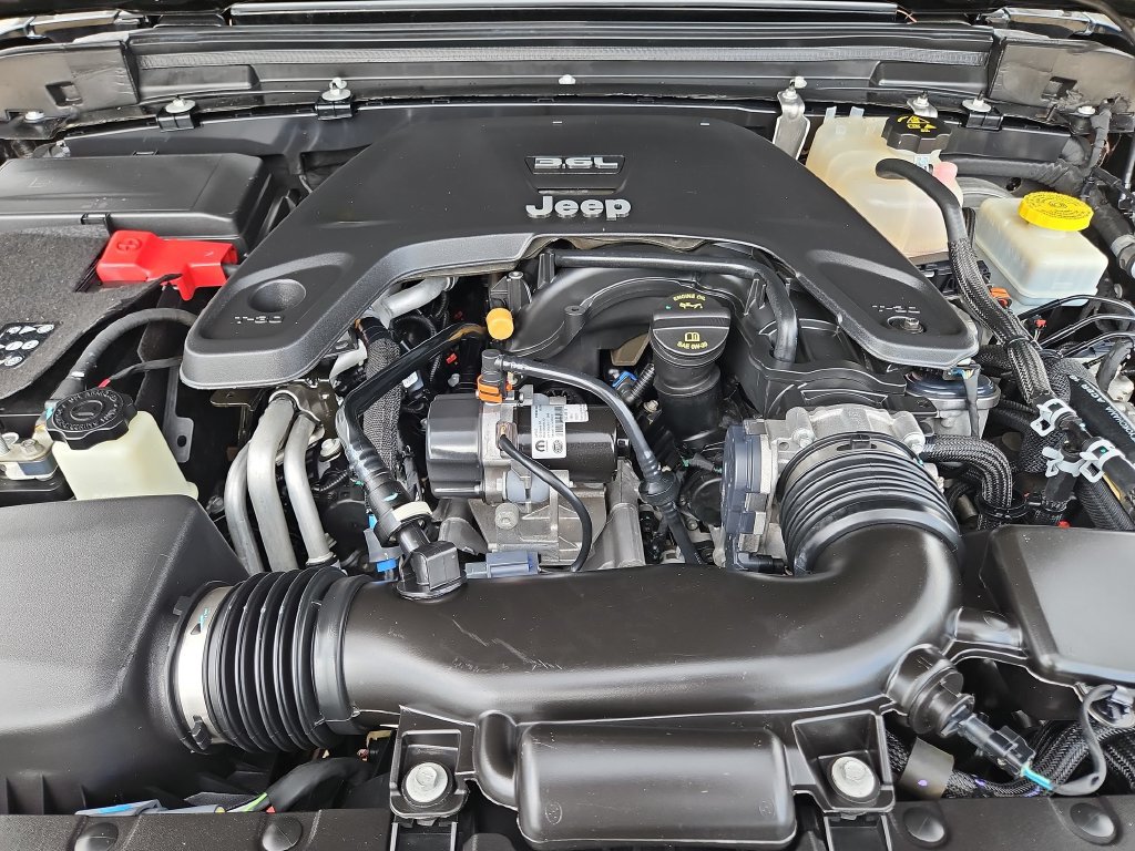 Used 2021 Jeep Wrangler Unlimited Sahara AWD/4WD image 38