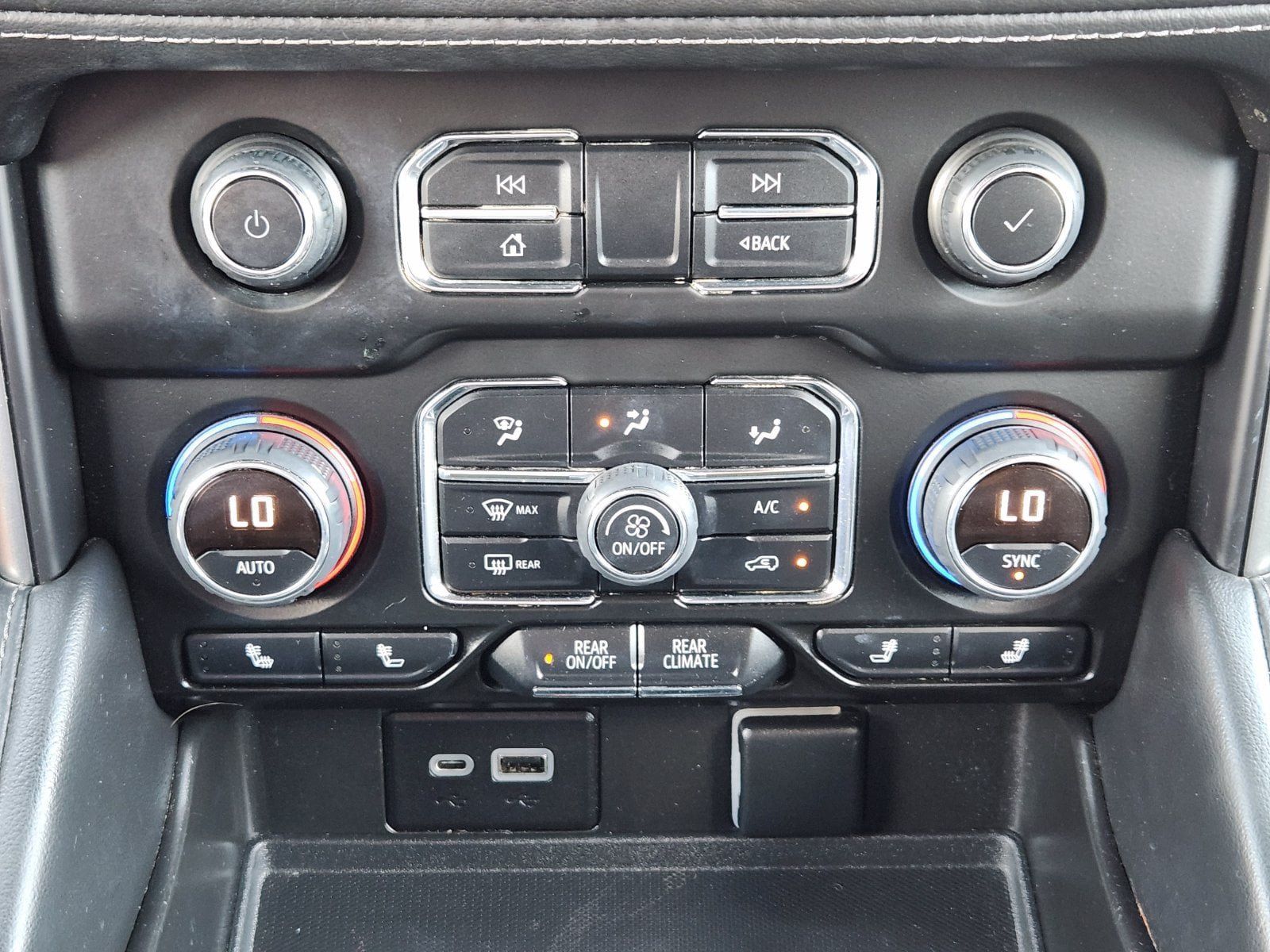 Used 2022 Chevrolet Tahoe Z71 w/ Luxury Package AWD/4WD image 27