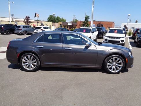 Used 2020 Chrysler 300 Touring w/ Chrome Appearance Package RWD image 4
