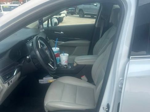 Used 2022 Cadillac XT4 Luxury w/ Cold Weather Package FWD image 4