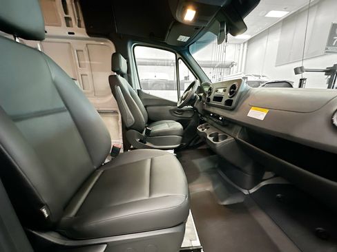 Used 2025 Mercedes-Benz Sprinter 2500 image 23