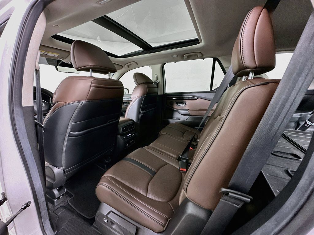 Certified 2025 Honda Pilot Elite image 4