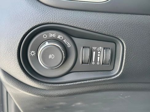 Certified 2022 Jeep Renegade Limited w/ Sun, Sound & Wheels Group image 22