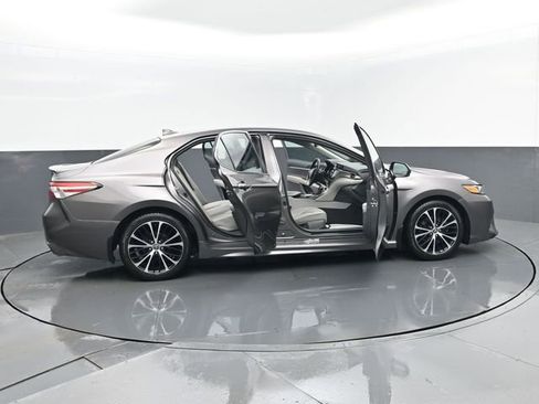 Used 2020 Toyota Camry SE w/ Cold Weather Package image 28