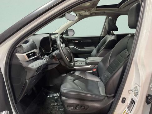 Used 2024 Toyota Highlander XLE AWD/4WD image 26