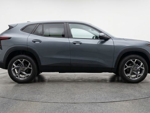 Used 2025 Chevrolet Trax LT w/ LT Convenience Package FWD image 11
