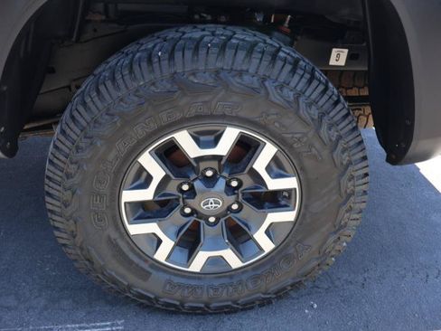 Used 2019 Toyota Tacoma TRD Off-Road AWD/4WD image 18