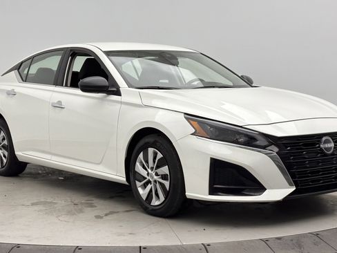 Used 2024 Nissan Altima 2.5 S image 3