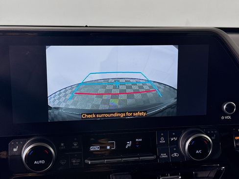 Used 2023 Toyota Highlander XLE AWD/4WD image 16