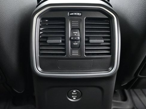 Used 2026 Porsche Macan AWD/4WD image 8