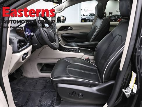 Used 2023 Chrysler Pacifica Limited FWD image 14